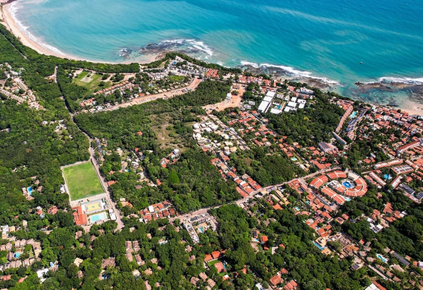 Vista aérea da costa de Pipa, com a vila cercada pelo verde e pelo mar