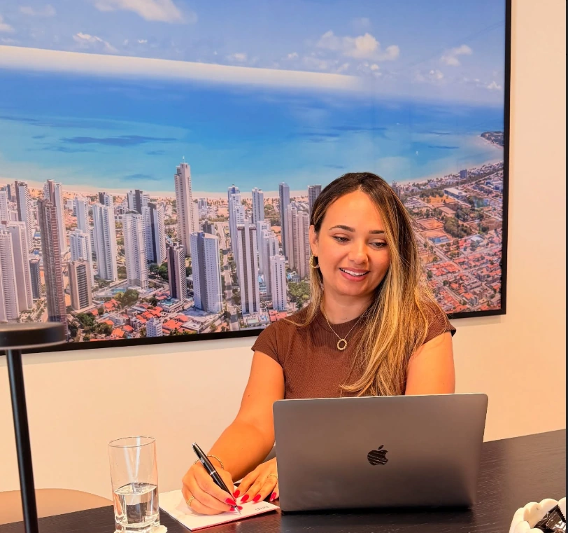 Sheylla Santos, corretora de imóveis, em seu ambiente de trabalho